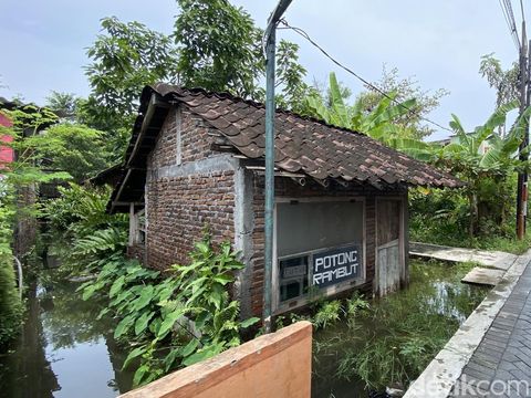 Banjir di Kampung Karangkimpul, Kelurahan Tambakrejo, Kecamatan Gayamsari, Kota Semarang, Senin (3/2/2025).