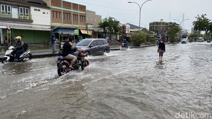 Banjir di Jalan Pantura Kaligawe Raya Semarang-Demak, Kecamatan Genuk, Senin (3/2/2025).
