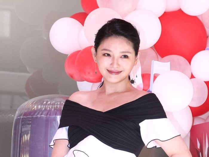 TAIWAN, CHINA - OCTOBER 28: (CHINA MAINLAND OUT)Barbie Hsu promotes for Decorte moistrue liposome on 28th October, 2018 in Taipei, Taiwan, China.(Photo by TPG/Getty Images)