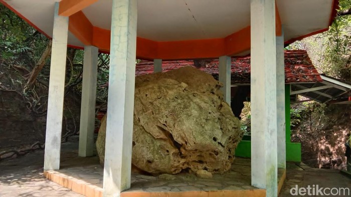 Batu karancang tempat mokswa Nyi Rambut Kasih