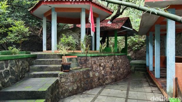 Batu karancang tempat mokswa Nyi Rambut Kasih