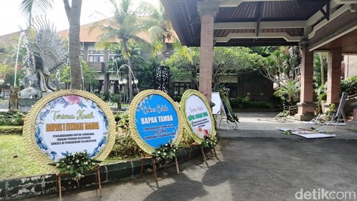Belasan karangan bunga tanpa identitas pengirim berjejer di dalam kantor Bupati Jembrana, Senin (3/2/1015).