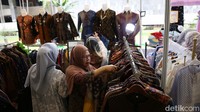 Pengunjung melihat-lihat produk UMKM yang dipamerkan di Gedung DPR 
