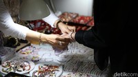 Beragam kerajinan yang dipamerkan berhasil menyita perhatian pengunjung. 