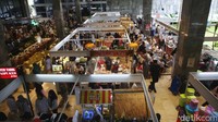 Pengunjung terlihat lalu-lalang dari satu stand ke stand lainnya. 