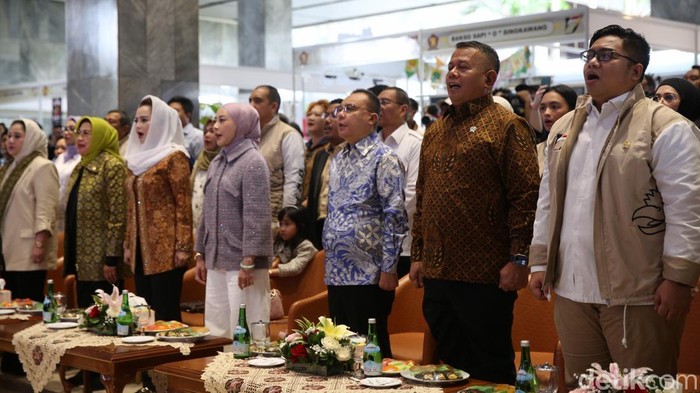 Bazar UMKM Merah Putih sedang digelar di Selasar Nusantara III, Gedung DPR, Jakarta. Bazar itu memamerkan beragam produk unggulan UMKM dari berbagai daerah.