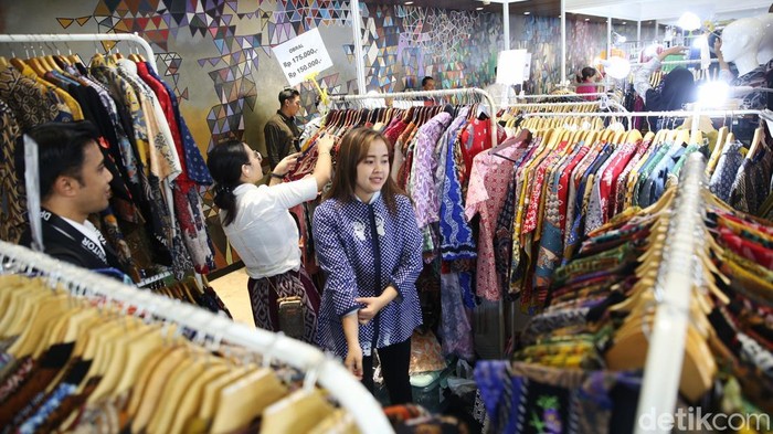 Bazar UMKM Merah Putih sedang digelar di Selasar Nusantara III, Gedung DPR, Jakarta. Bazar itu memamerkan beragam produk unggulan UMKM dari berbagai daerah.