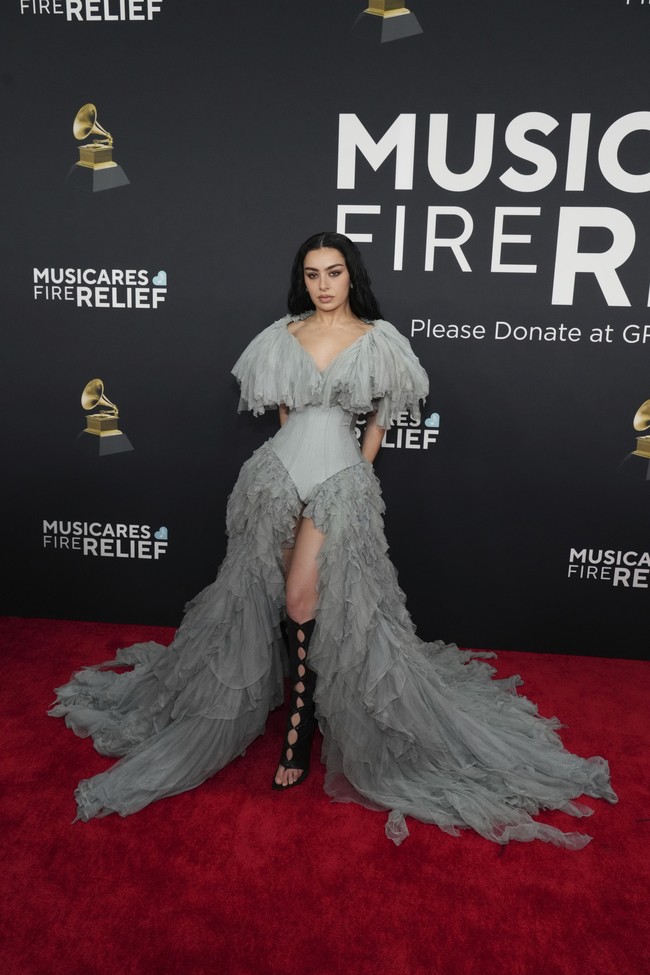 Lepas dari ciri khas brat green, Charli XCX mencoba keluar dari zona nyaman. Tubuhnya kali ini dibungkus gaun abu-abu berkorset Jean Paul Gaultier Couture yang dilengkapi rok ruffle dramatis. (Foto: Jordan Strauss/Invision/AP)
