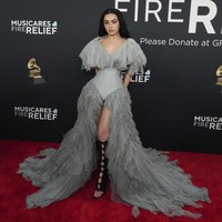 Charli XCXCharli XCX, penyanyi yang dinominasikan Album of the Year ini tampil menawan dengan riasan netral dan smokey eye yang halus. Rambut panjang hitam khasnya ditata oleh Jacob Schwartz dengan produk dari Schwarzkopf Professional. Foto: Jordan Strauss/Invision/AP