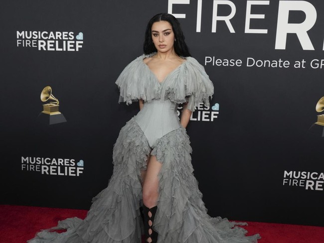 Charli XCXCharli XCX, penyanyi yang dinominasikan Album of the Year ini tampil menawan dengan riasan netral dan smokey eye yang halus. Rambut panjang hitam khasnya ditata oleh Jacob Schwartz dengan produk dari Schwarzkopf Professional. Foto: Jordan Strauss/Invision/AP
