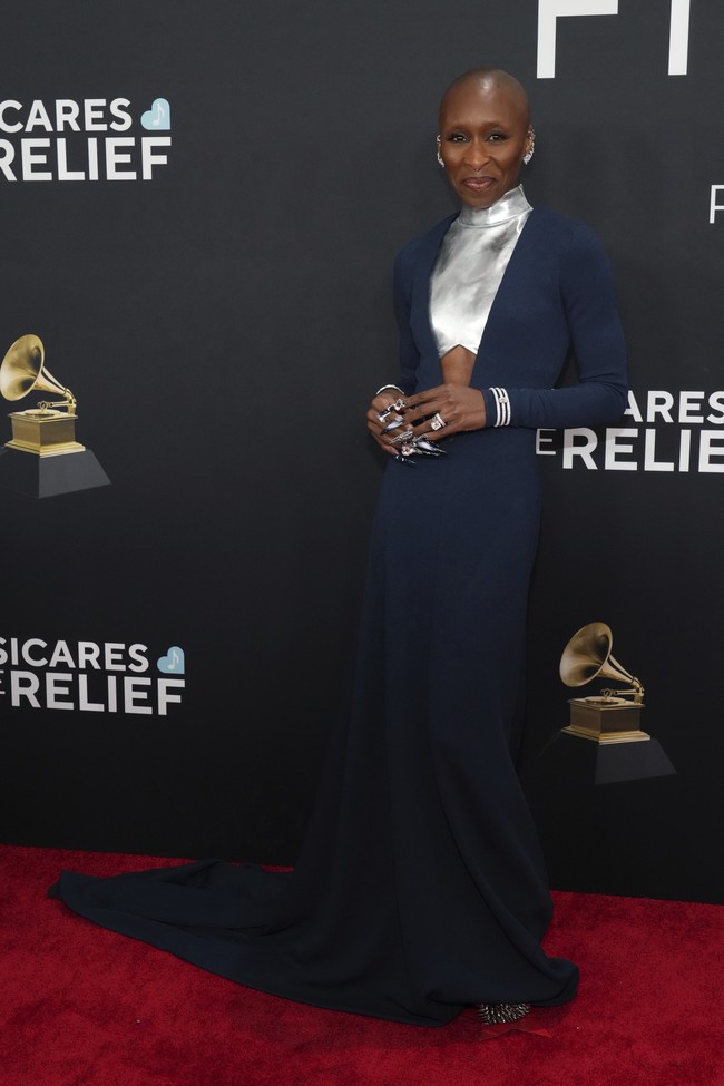 Gaya Cynthia Erivo hampir tak pernah gagal, termasuk di karpet merah Grammy. Meski terkesan polos, penampilannya dengan gaun Louis Vuitton ini jauh dari kesan monoton besar perisai sivler di baliknya dan tentu kuku panjangnya yang esktrem. (Foto: Jordan Strauss/Invision/AP)
