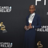 Cynthia ErivoCynthia Erivo, bintang Wicked ini membawa seni kuku khasnya ke karpet merah. Untuk tampilan makeup yang fresh dan flawless, makeup artist Joanna Simkin menggunakan produk dari E.l.f. Cosmetics. Foto: Jordan Strauss/Invision/AP