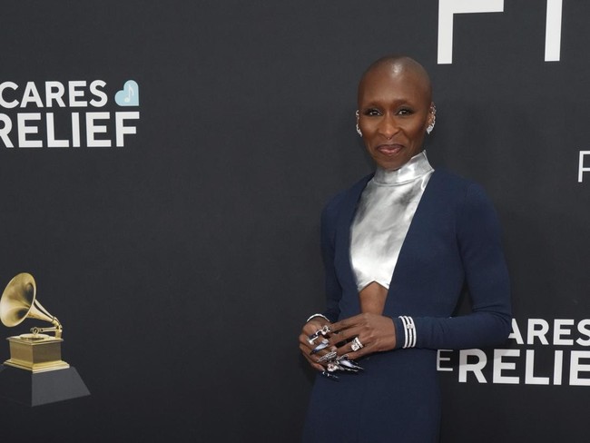 Cynthia ErivoCynthia Erivo, bintang Wicked ini membawa seni kuku khasnya ke karpet merah. Untuk tampilan makeup yang fresh dan flawless, makeup artist Joanna Simkin menggunakan produk dari E.l.f. Cosmetics. Foto: Jordan Strauss/Invision/AP