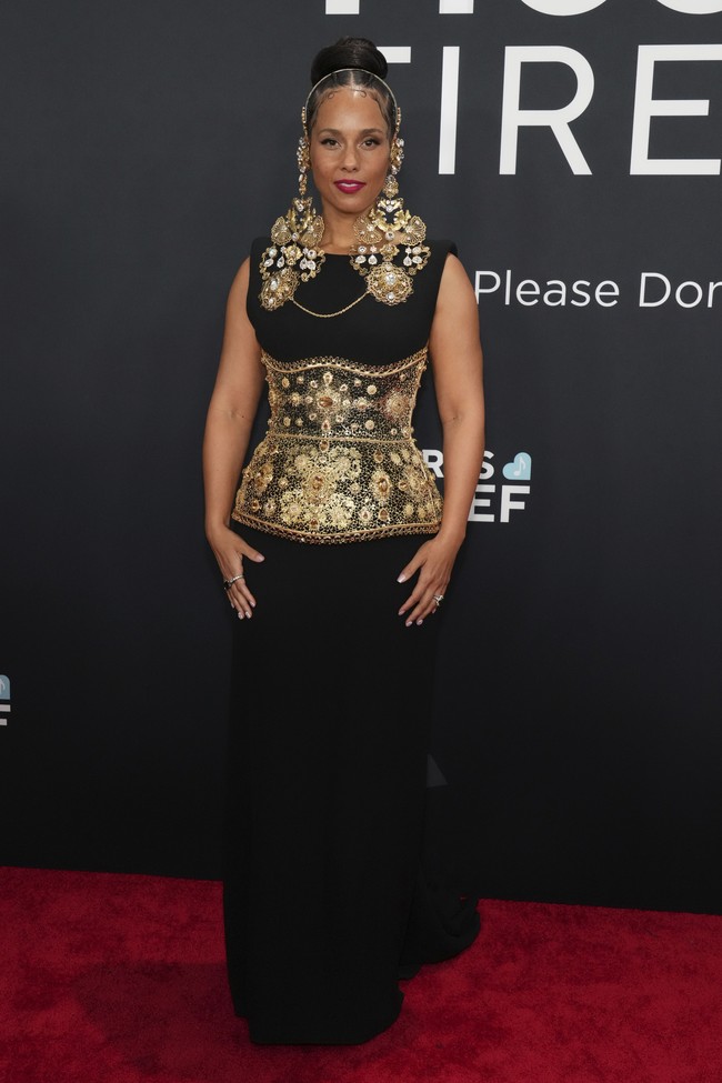 Korset juga menjadi statement utama penampilan Alicia Keys dengan guan hitam Dolce & Gabbana ini. Namun, ia mempertegas aksen emas tersebut dengan anting yang tak kalah mencolok.  (Foto: Jordan Strauss/Invision/AP)