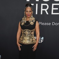 Korset juga menjadi statement utama penampilan Alicia Keys dengan guan hitam Dolce & Gabbana ini. Namun, ia mempertegas aksen emas tersebut dengan anting yang tak kalah mencolok.  (Foto: Jordan Strauss/Invision/AP)