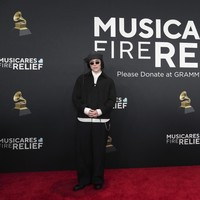 Billie Eilish estetika minimalis dengan setelan Prada. (Foto: Jordan Strauss/Invision/AP)