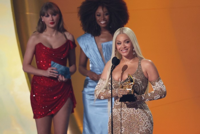 Beyonce di Grammy Awards 2025 LOS ANGELES, CALIFORNIA - FEBRUARY 02: (FOR EDITORIAL USE ONLY) BeyoncΓ© accepts the Best Country Album award for βCowboy Carterβ onstage during the 67th GRAMMY Awards at Crypto.com Arena on February 02, 2025 in Los Angeles, California. (Photo by JC Olivera/WireImage)