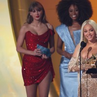 Dari foto-foto yang viral dan ramai dikomentari netizen tampak kawat bra mencuat dari bagian dada gaun Beyonce. Kawat bra yang keluar tersebut terlihat jelas saat Beyonce menyampaikan pidato singkatnya di atas panggung Grammy Awards 2025. Foto: WireImage/JC Olivera