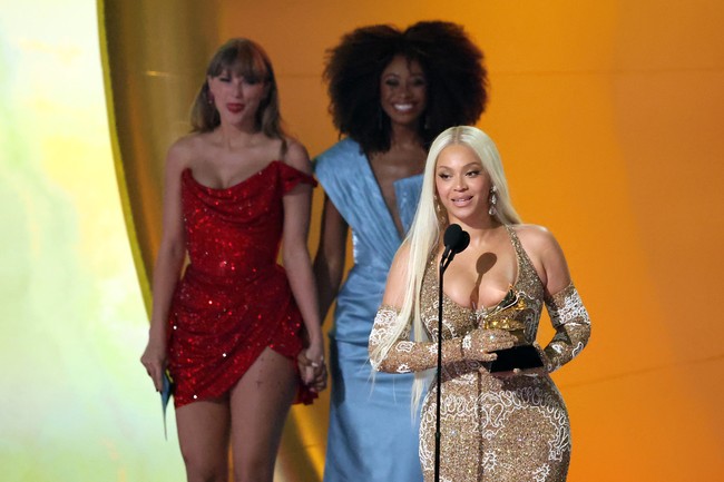 Penghargaan untuk Beyonce diumumkan oleh Taylor Swift. Saat namanya disebut sebagai pemenang, Beyonce tampak begitu kaget. Begitu kagetnya sampai dia tidak menyadari terjadi malafungsi busana pada gaun yang dikenakannya. Foto: WireImage/JC Olivera