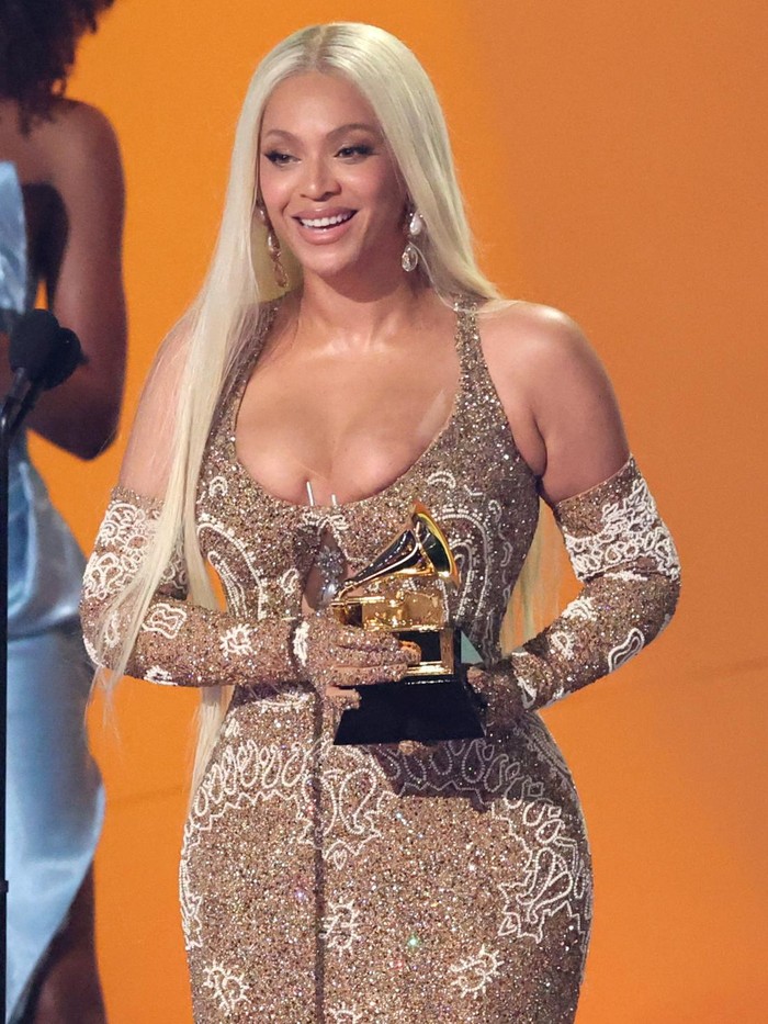 Beyonce di Grammy Awards 2025 LOS ANGELES, CALIFORNIA - FEBRUARY 02: (FOR EDITORIAL USE ONLY) BeyoncΓ© accepts the Best Country Album award for βCowboy Carterβ onstage during the 67th GRAMMY Awards at Crypto.com Arena on February 02, 2025 in Los Angeles, California. (Photo by JC Olivera/WireImage)