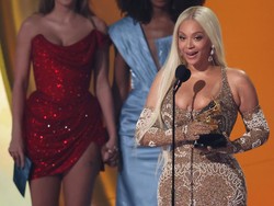 Foto: Beyonce Malafungsi Busana di Grammy Awards 2025, Kawat Bra Keluar
