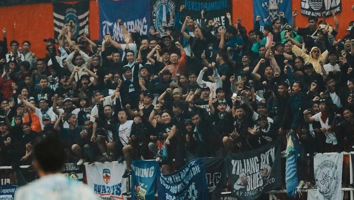 Bobotoh saat hadir di laga Arema FC vs Persib Bandung di Stadion Gelora Soepriadi, Blitar.