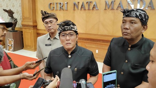 Bupati Badung, I Nyoman Giri Prasta, memberikan keterangan pers seusai penyerahan dana kreativitas ogoh-ogoh secara simbolis kepada 582 sekaa teruna/yowana di Balai Budaya Giri Nata Mandala, Pusat Pemerintahan (Puspem) Badung, Senin (3/2/2025). (Agus Eka/detikBali)