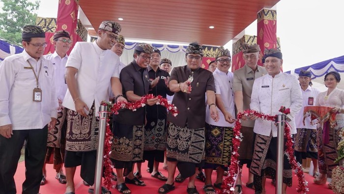 Bupati Badung, I Nyoman Giri Prasta, meresmikan Kantor Pusat Perumda Air Minum Tirta Mangutama di Lingkungan Muncan, Kelurahan Kapal, Mengwi, Senin (3/2/2025). (Dok. Pemkab Badung)