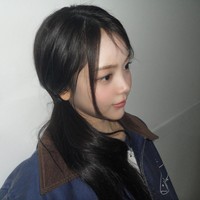 Gadis Bali kelahiran 28 Maret 2006 itu mulai bergabung sebagai trainee SM Entertainment pada tahun 2022. Bakat seni telah mengalir dalam dirinya yang berasal dari keluarga seniman. Carmen menguasai kemampuan vokal, rap, dan bermain piano. Foto: Instagram @hearts2hearts