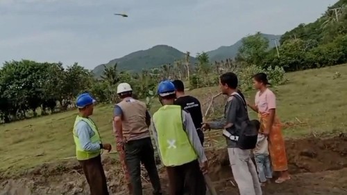 Tangkapan layar video cekcok warga dengan perusahaan di Dusun Lancing, Desa Mekarsari, Lombok Tengah. Foto: (istimewa)
