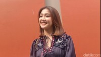 Chika tersenyum menjawab pertanyaan tentang dirinya yang jadi sorotan. Foto: Ahsan/detikHOT