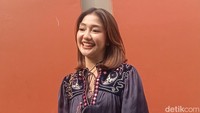 Chandrika Chika saat ditemui di Jalan Kapten P Tendean, Jakarta Selatan, kemarin, memohon doa agar masalah hukumnya kali ini cepat selesai. Foto: Ahsan/detikHOT