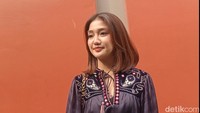 Chika dilaporkan oleh YB dengan dugaan penganiayaan. YB mengaku dijambak dan diselengkat oleh Chika hingga terjatuh dan membuat bahu kirinya mengalami pergeseran tulang. Foto: Ahsan/detikHOT