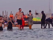 Viral, Chris Martin dan Dakota Ikut Ritual Mandi Suci Kumbh Mela