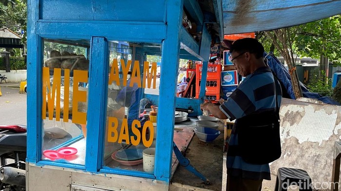 Curhat pedagang bakso di Bandung kesulitan dapatkan elpiji 3 kg.