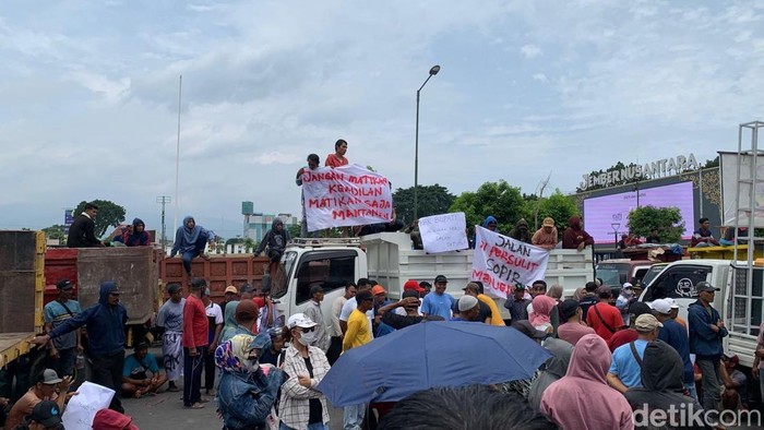 Demo sopir truk di DPRD Jember