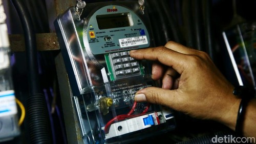 BPS melaporkan tarif listrik mengalami deflasi 32,03% dan memberikan andil terhadap deflasi 1,47% pada Januari 2025. Hal ini terjadi akibat adanya diskon tarif listrik 50%.