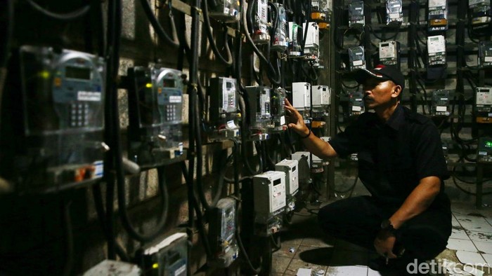 BPS melaporkan tarif listrik mengalami deflasi 32,03% dan memberikan andil terhadap deflasi 1,47% pada Januari 2025. Hal ini terjadi akibat adanya diskon tarif listrik 50%.