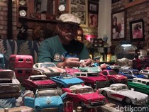 Nostalgia Jadi Awal Warga Kota Malang Ini Koleksi Jam Beker-Mainan Lawas