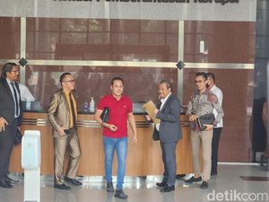 Selesai Diperiksa KPK, Donny Tri Istiqomah Bungkam Ditanya Soal Harun Masiku