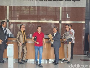Selesai Diperiksa KPK, Donny Tri Istiqomah Bungkam Ditanya Soal Harun Masiku