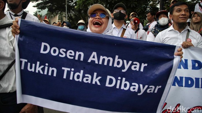 Aliansi Dosen Kemdiktisaintek Seluruh Indonesia (ADAKSI) gelar demo di Patung Kuda, Jakarta Pusat. Mereka menuntut tunjangan kinerja (tukin) segera dibayar.
