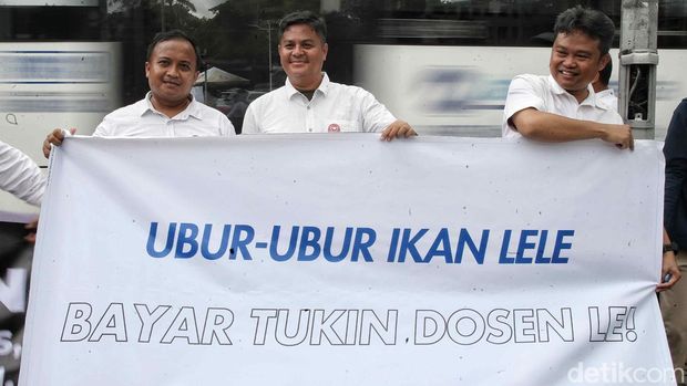 Aliansi Dosen Kemdiktisaintek Seluruh Indonesia (ADAKSI) gelar demo di Patung Kuda, Jakarta Pusat. Mereka menuntut tunjangan kinerja (tukin) segera dibayar.