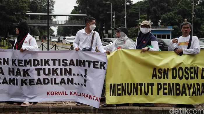Aliansi Dosen Kemdiktisaintek Seluruh Indonesia (ADAKSI) gelar demo di Patung Kuda, Jakarta Pusat. Mereka menuntut tunjangan kinerja (tukin) segera dibayar.