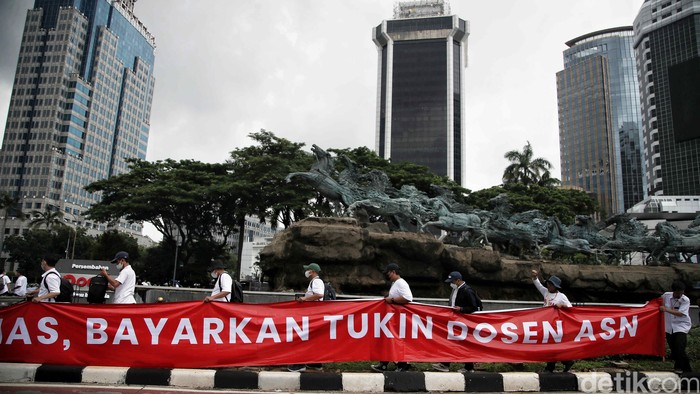 Aliansi Dosen Kemdiktisaintek Seluruh Indonesia (ADAKSI) gelar demo di Patung Kuda, Jakarta Pusat. Mereka menuntut tunjangan kinerja (tukin) segera dibayar.