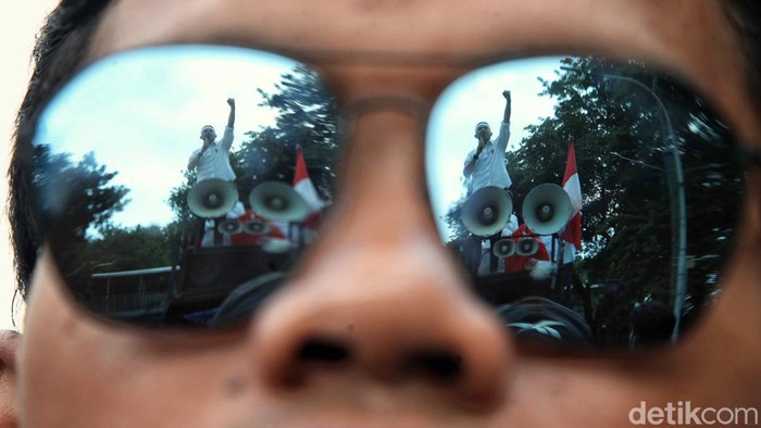 Aliansi Dosen Kemdiktisaintek Seluruh Indonesia (ADAKSI) gelar demo di Patung Kuda, Jakarta Pusat. Mereka menuntut tunjangan kinerja (tukin) segera dibayar.