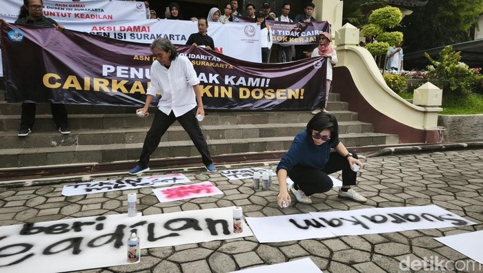 Aksi Dosen ASN ISI Solo menuntut pencairan Tukin, di depan gedung Rektorat ISI Solo, Senin (3/2/2025).