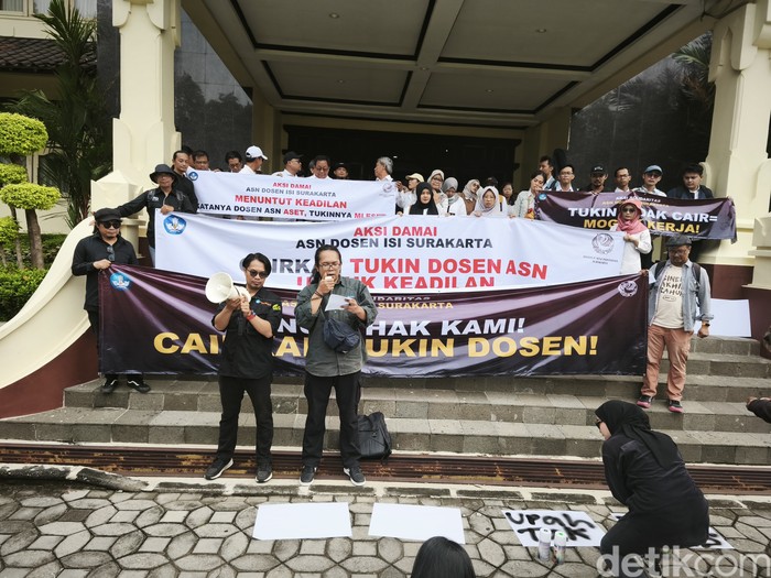 Aksi Dosen ASN ISI Solo menuntut pencairan Tukin, di depan gedung Rektorat ISI Solo, Senin (3/2/2025).