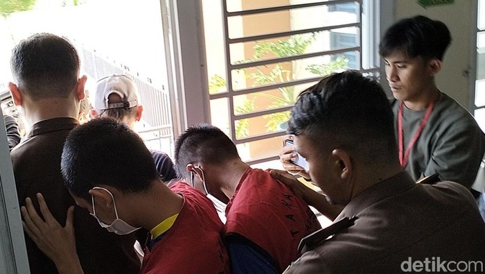 Dua pria yang diduga melakukan hubungan sesama jenis (gay/liwath) menjalani sidang tuntutan di Mahkamah Syariyah (MS) Banda Aceh. (Agus Setyadi/detikSumut)