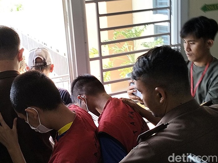 Dua pria yang diduga melakukan hubungan sesama jenis (gay/liwath) menjalani sidang tuntutan di Mahkamah Syariyah (MS) Banda Aceh. (Agus Setyadi/detikSumut)
